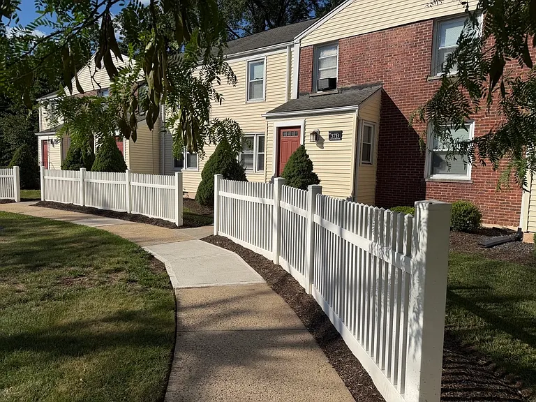 37B Hawthorne Dr #1 — Photo 2