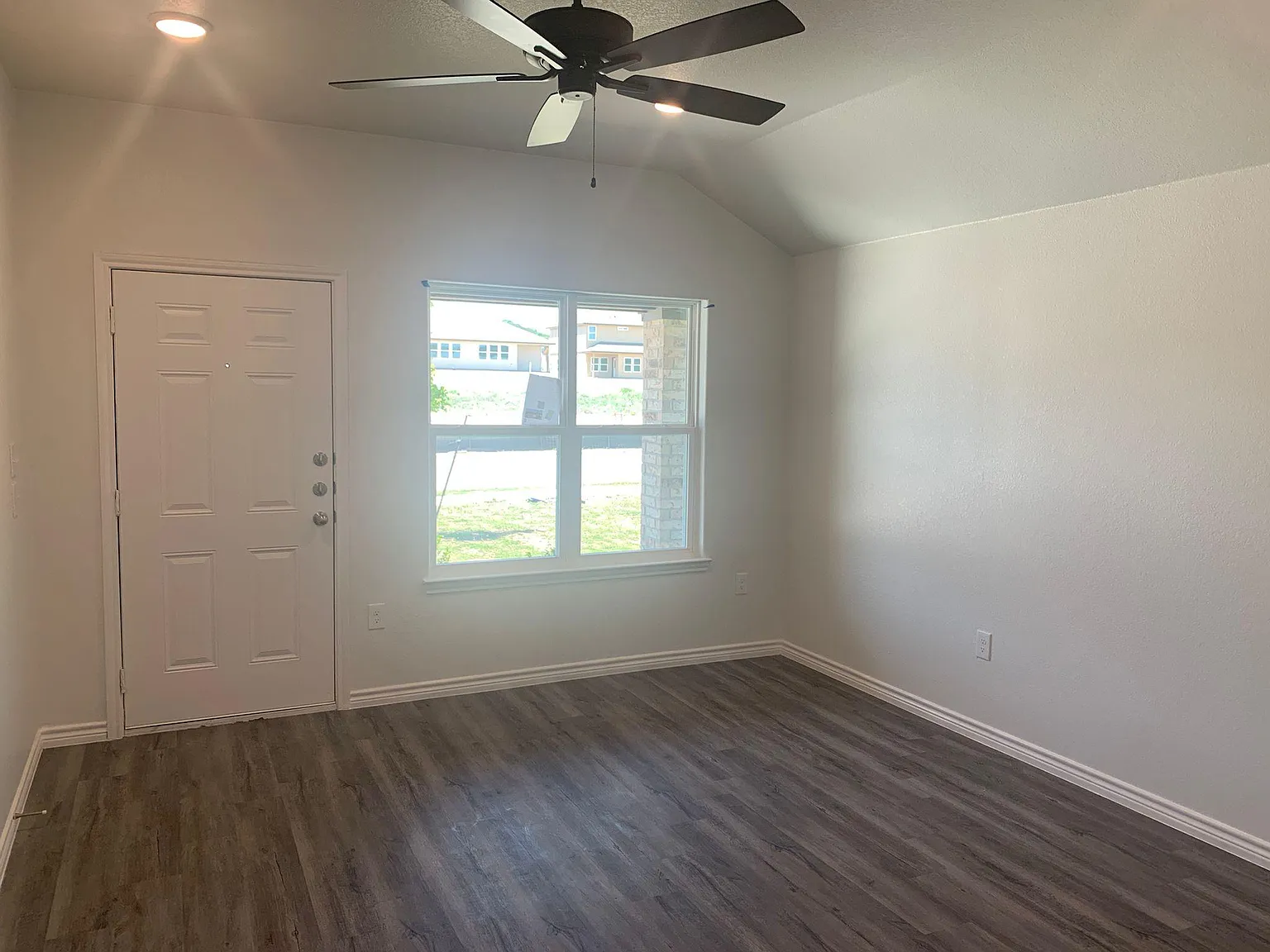 3 bed, 1400 sqft, $1,600 — Photo 2