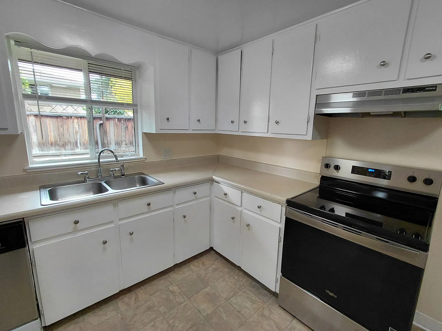 3 bed, 975 sqft, $1,995 — Photo 2