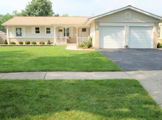 570 Pinewood Dr, Elk Grove Village, IL 60007