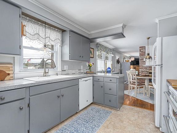 3rd image of 1050 Dover Road