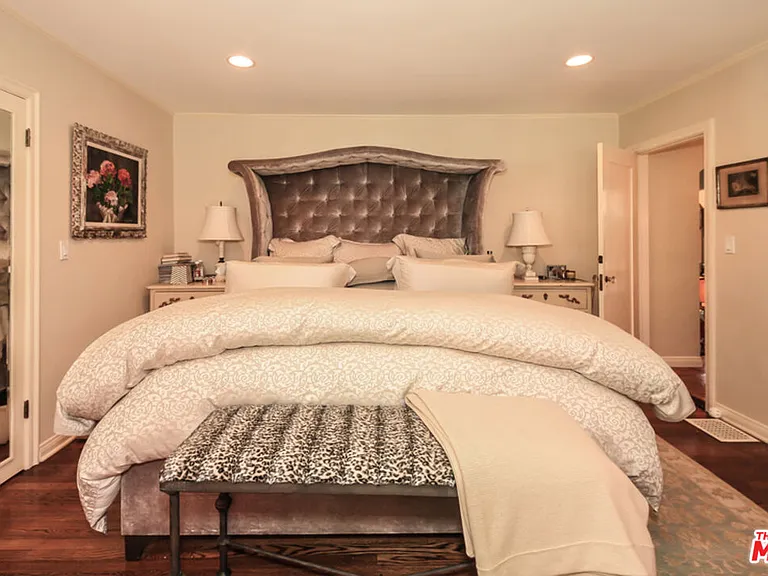 1367 N Beverly Dr — Photo 23