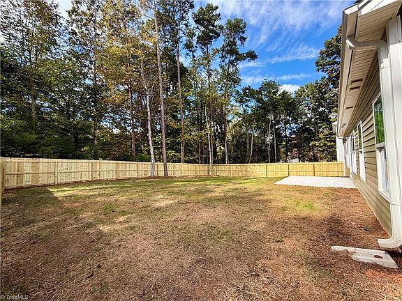 3rd image of 828 Vandar Dr