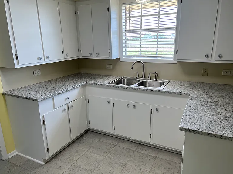 1131 Louise St — Photo 4
