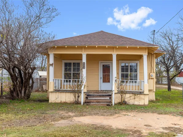 102 E Fitzgerald St, Bangs, TX 76823