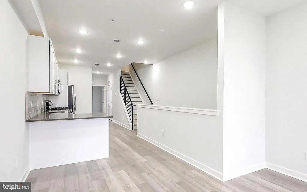3 bed, 1600 sqft, $2,200 — Photo 2