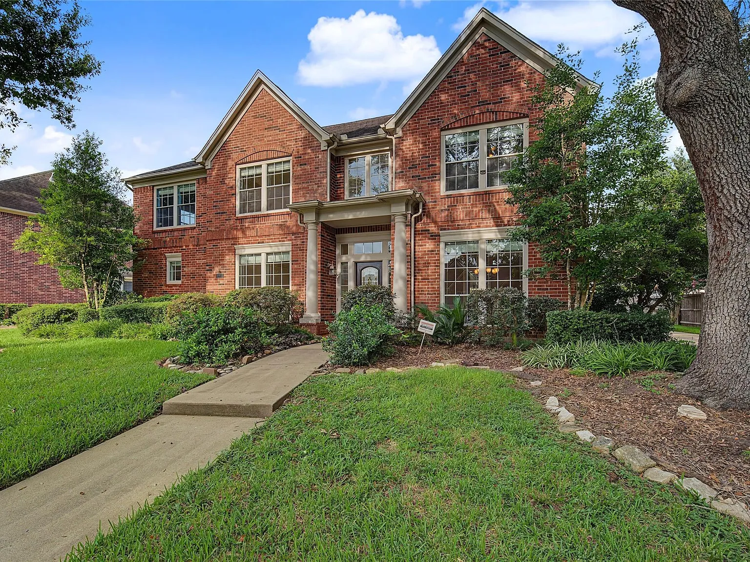 5 bed, 3.5 bath, 4080 sqft, $3,700 — Photo 2