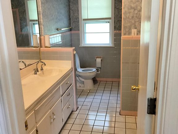 4th image of 5119 Christie Ave