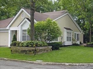 1 Flanders Ct, Ridge, NY 11961