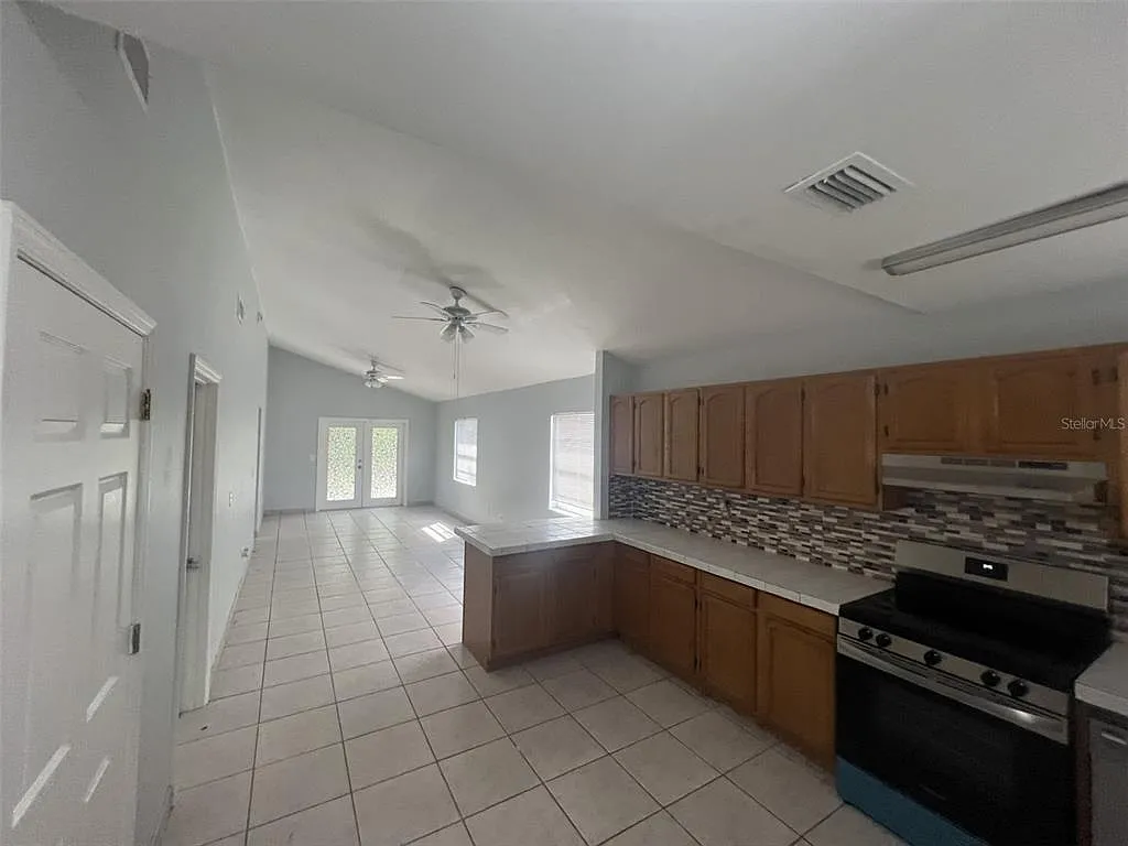 3 bed, 1.0 bath, 1121 sqft, $1,990 — Photo 4