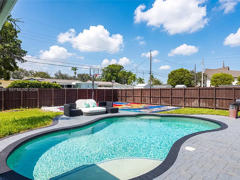5321 Lincoln St — Photo 21