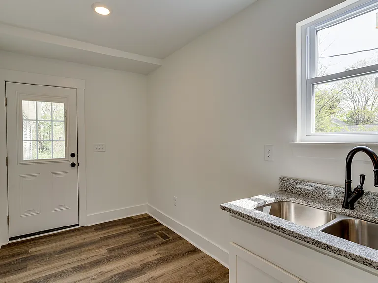 1812 Batts Blvd — Photo 8