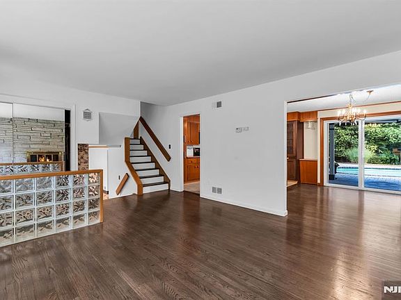 4th image of 15 Timber Ln
