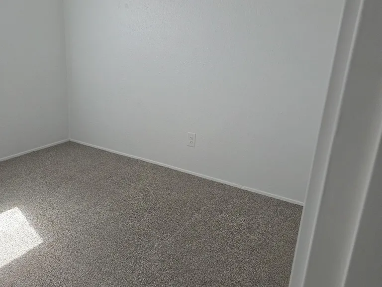 211 SE Uglow St #15 — Photo 7