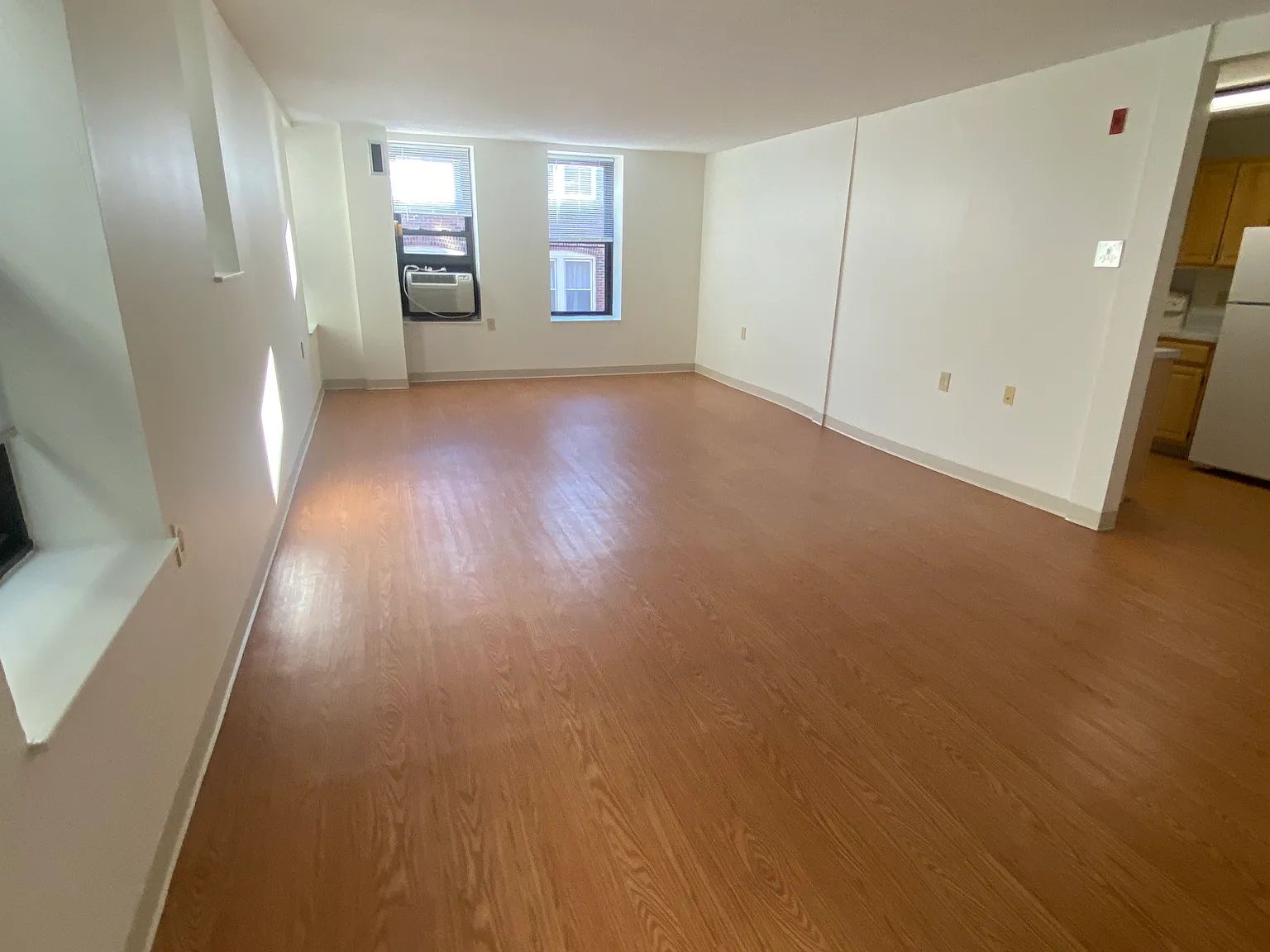 2 bed, 700 sqft, $4,200 — Photo 3