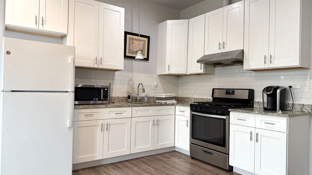3 bed, 1000 sqft, $1,700 — Photo 3