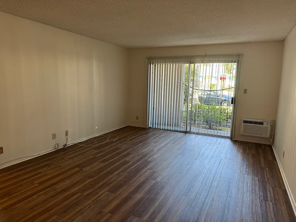 48 S Oak Ave #6