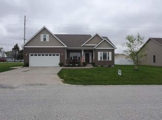 27 Seth Dunscomb Dr, Sullivan, IL 61951