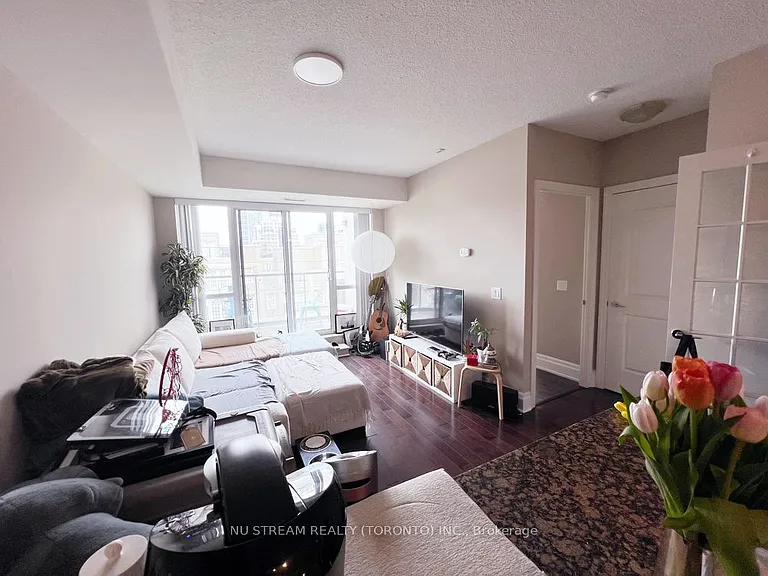 39 Upper Duke Cres #423 — Photo 7