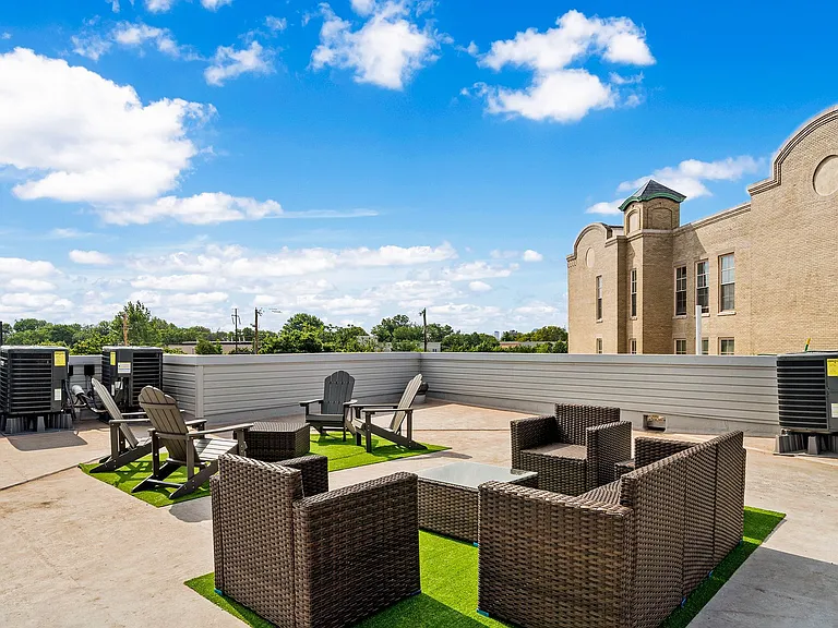 Gorgeous New Diamond St Construction Boasting Luxury Finishes — Photo 6