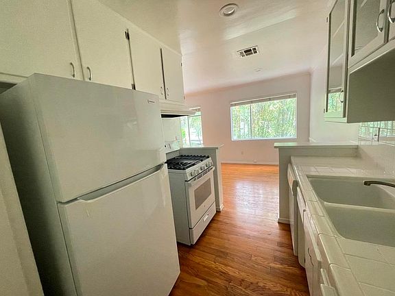 4th image of 2429 N Beachwood Dr APT 5