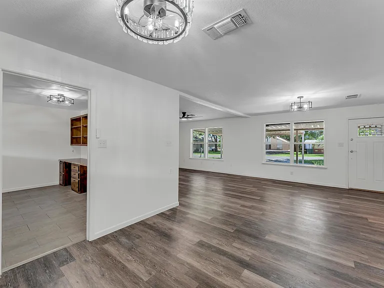 1803 Bluebonnet Ln — Photo 13