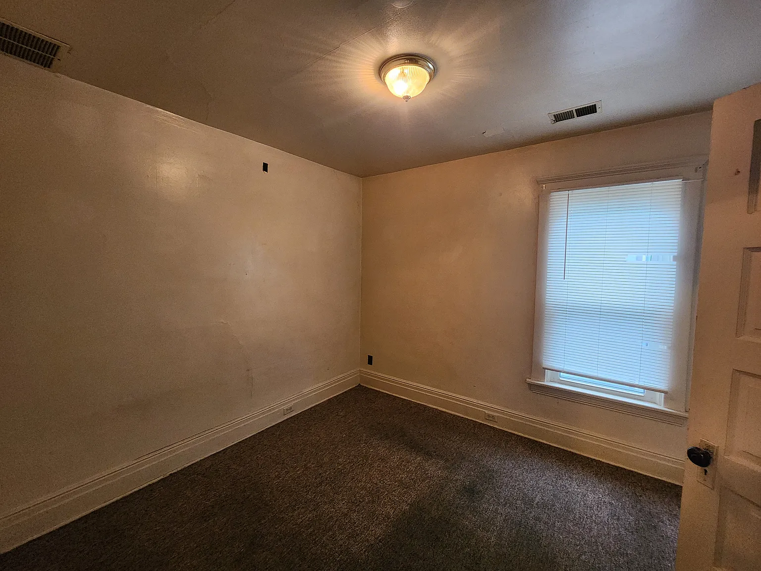 1017 E 8th St — Photo 3