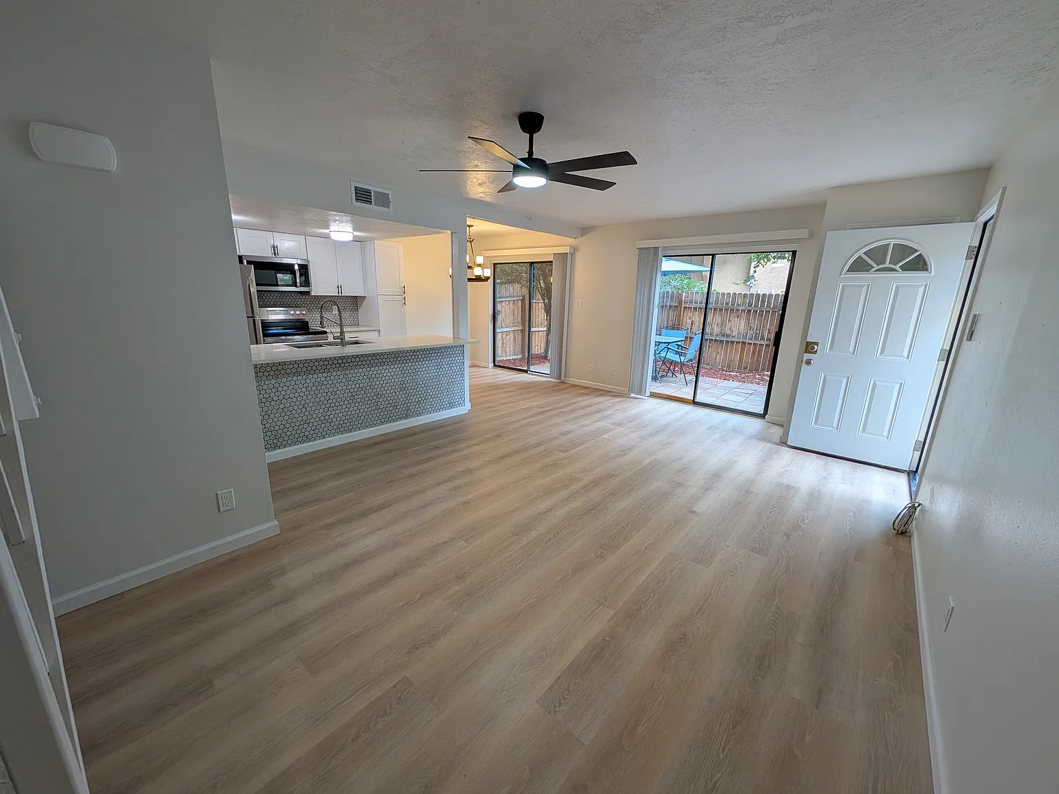 2 bed, 1.5 bath, 1036 sqft, $1,800 — Photo 2