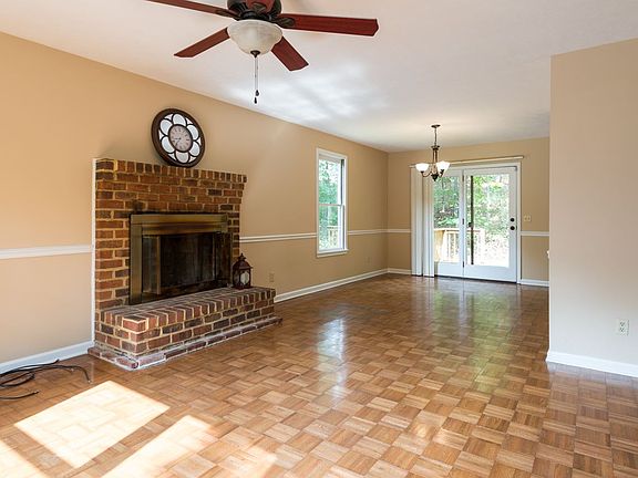 5th image of 984 Carriage Dr