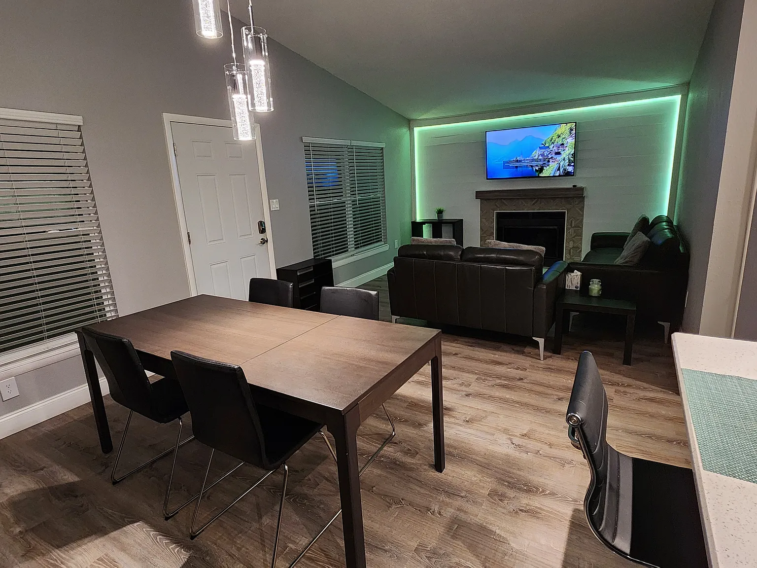 2 bed, 2.5 bath, 912 sqft, $1,895 — Photo 2