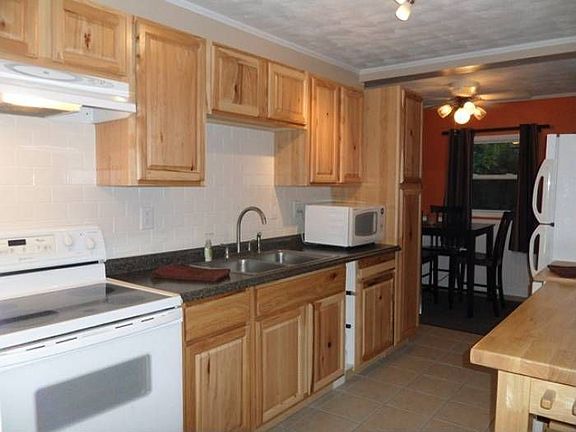 3rd image of 1135 E Pearl St