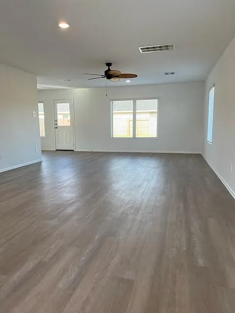 4 bed, 2.5 bath, 2220 sqft, $2,000 — Photo 4