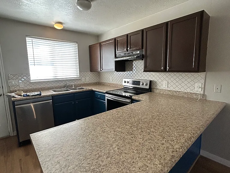 475 N Redwood Rd — Photo 17