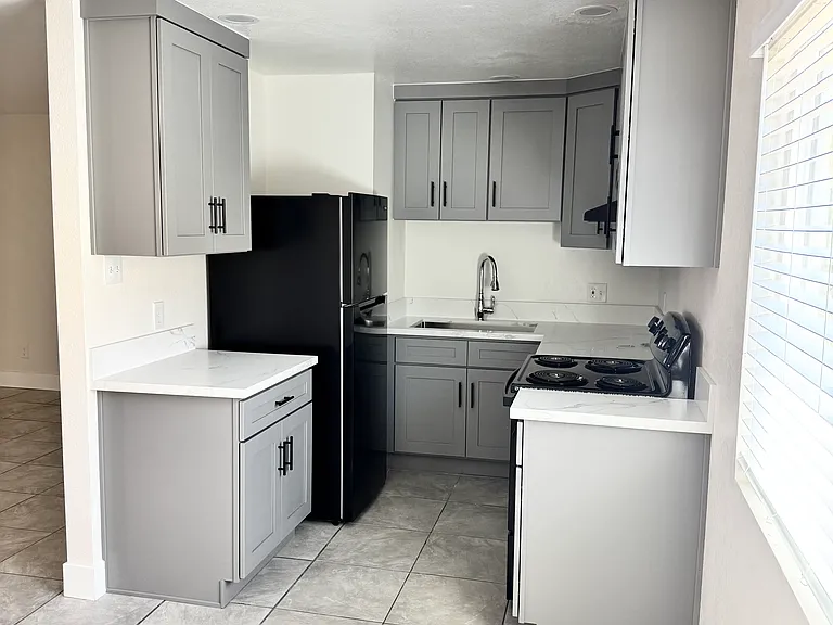 221 E Burnett St #5 — Photo 2