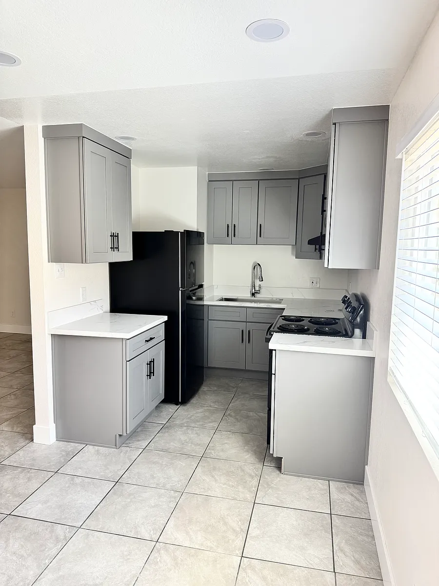 Building Photo - 221 E Burnett St #5