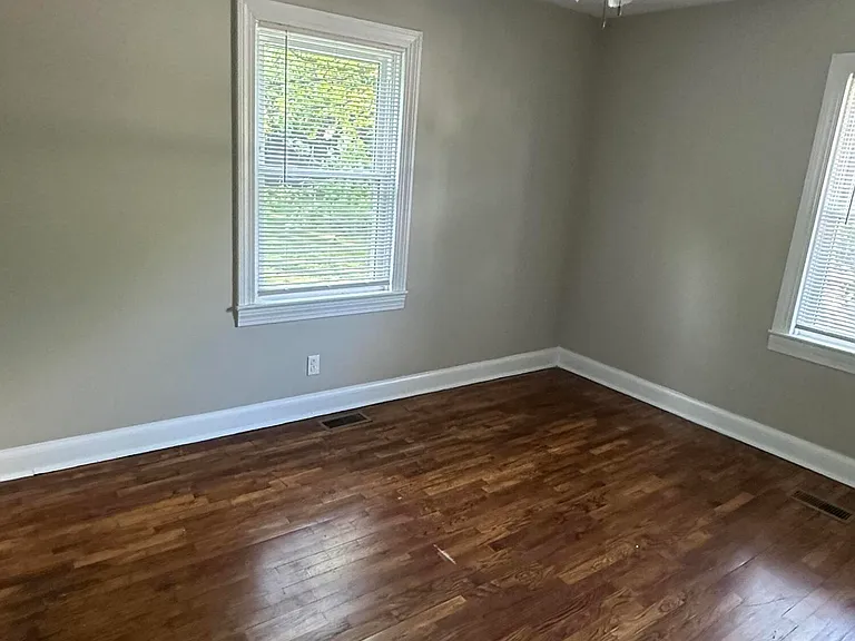 135 Willis Ave — Photo 21