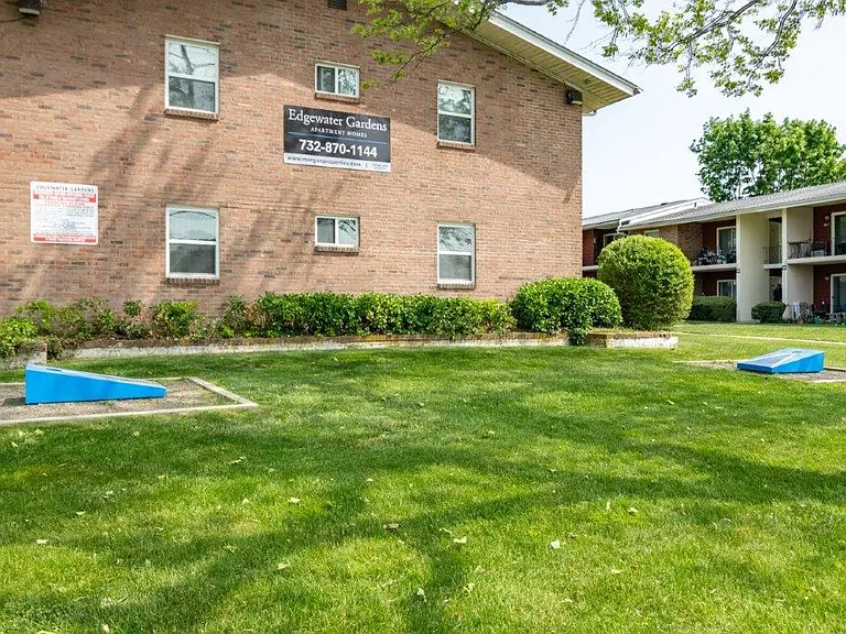 Edgewater Gardens Apartment Homes — Photo 10