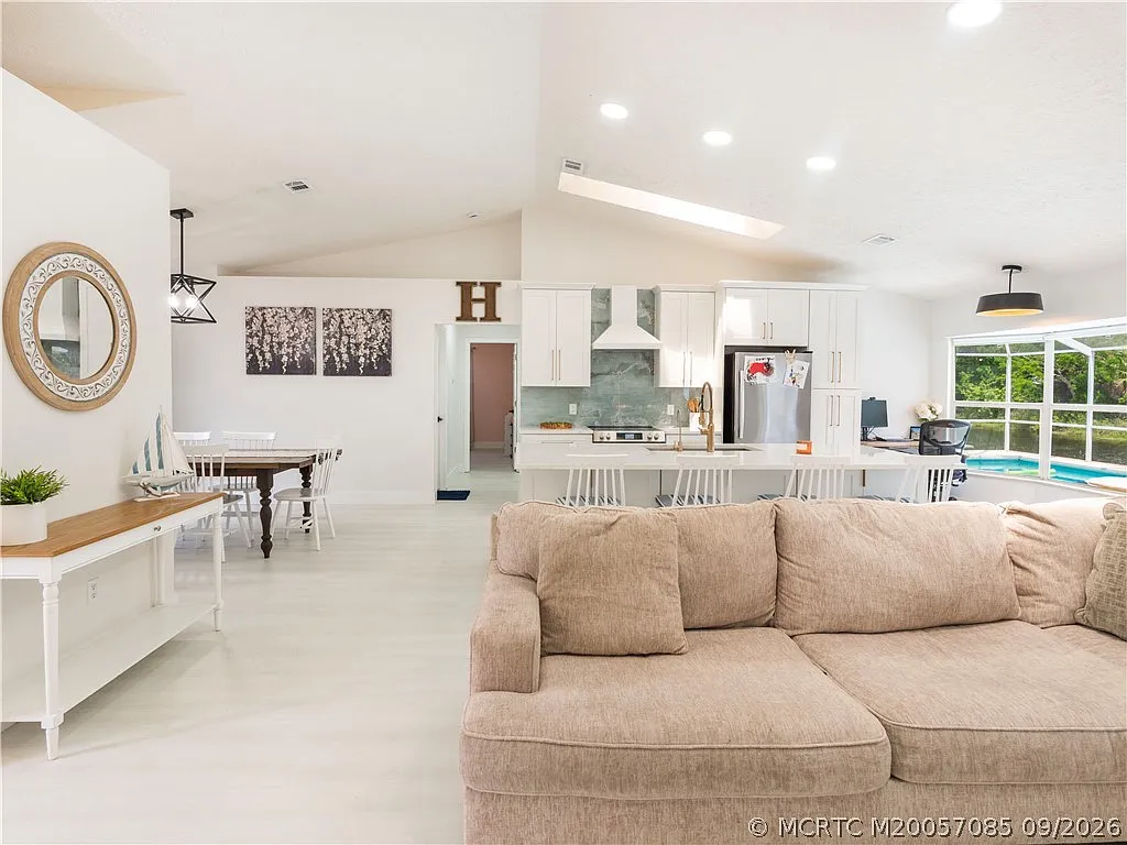 3 bed, 2.5 bath, 1718 sqft, $4,000 — Photo 3
