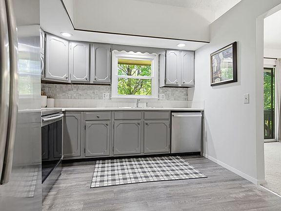 3rd image of 218 Cambridge Dr