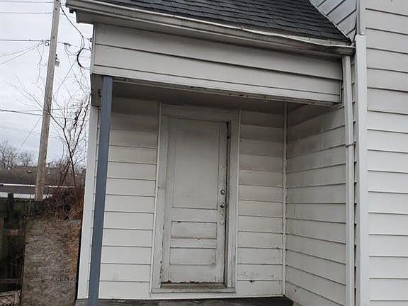 3rd image of 609 Clover St