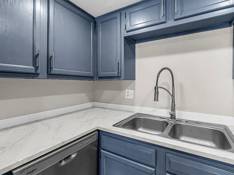 1828 W Tuckey Ln — Photo 5