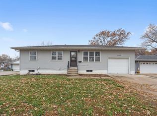 2558 W 9th St, Waterloo, IA 50702