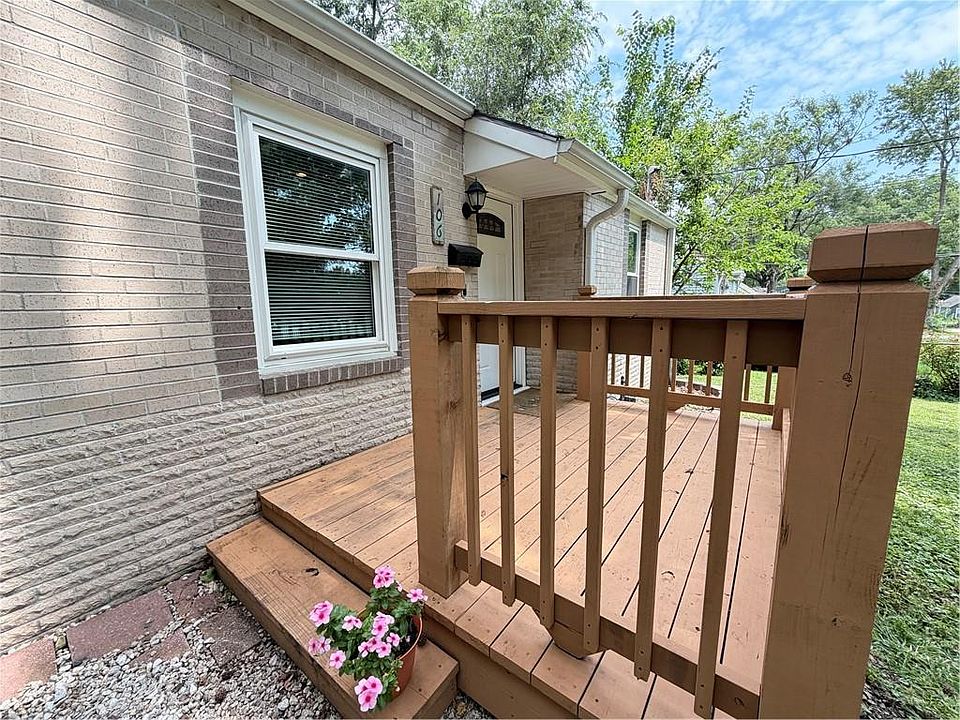 1st image of 106 NE Ash St