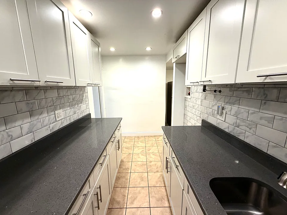 3242 Cambridge Ave #4