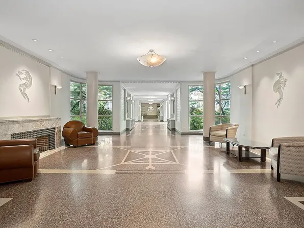 333 W 57th St APT 8B, New York, NY 10019