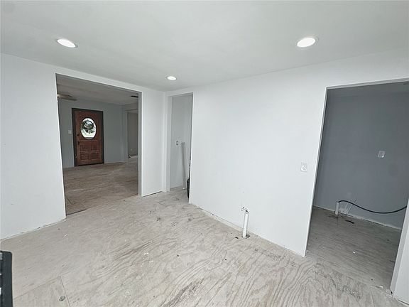 5th image of 711 Main St NE