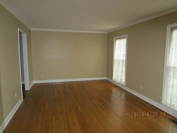 Lg Living room w/hardwoods
