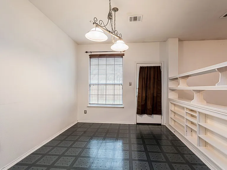 1235 Blackthorn Dr — Photo 9