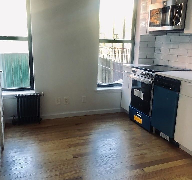 2nd image of 172 Rivington St #1