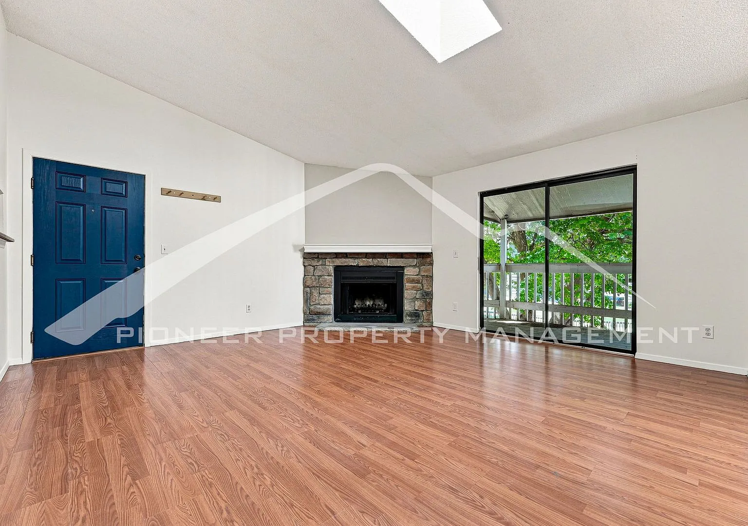 Spacious Condo with Central AC and Washer/Dryer — Photo 3